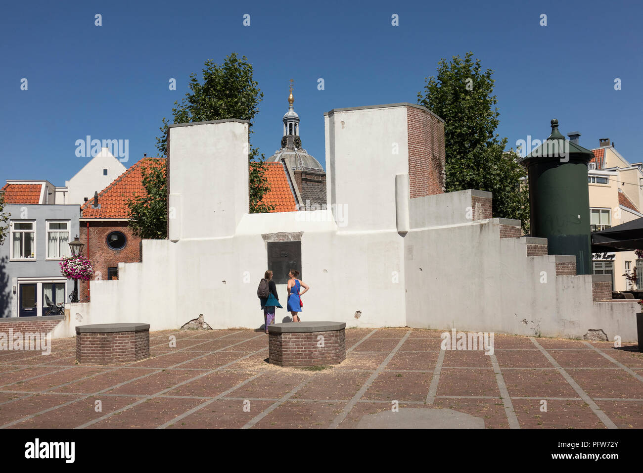 Leiden, Niederlande - 3. August 2018: Die zerstörten Überreste der Kirche der Muttergottes, Vrouwekerk, wo der Amerikanischen Pilgerväter verwendet zu besuchen Stockfoto