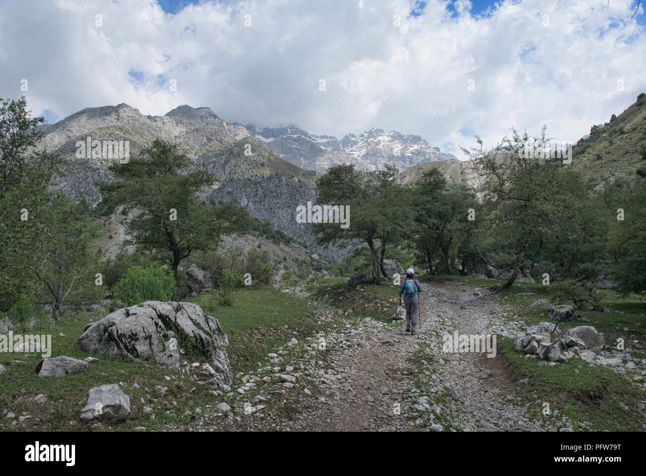 Trekking auf den Gipfel der Alpen hinter dem Nussbaum Dorf Arslanbob, Kirgisistan Stockfoto