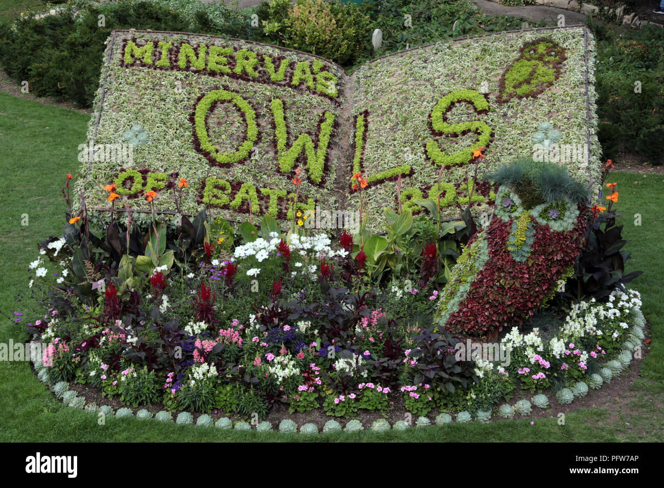Minerva's Eulen Buch und Eule in Blumen, Parade Gardens Badewanne England Großbritannien Stockfoto