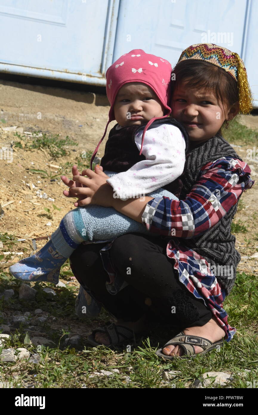 Usbekische Kinder im Dorf Arslanbob, Kirgisistan Stockfoto