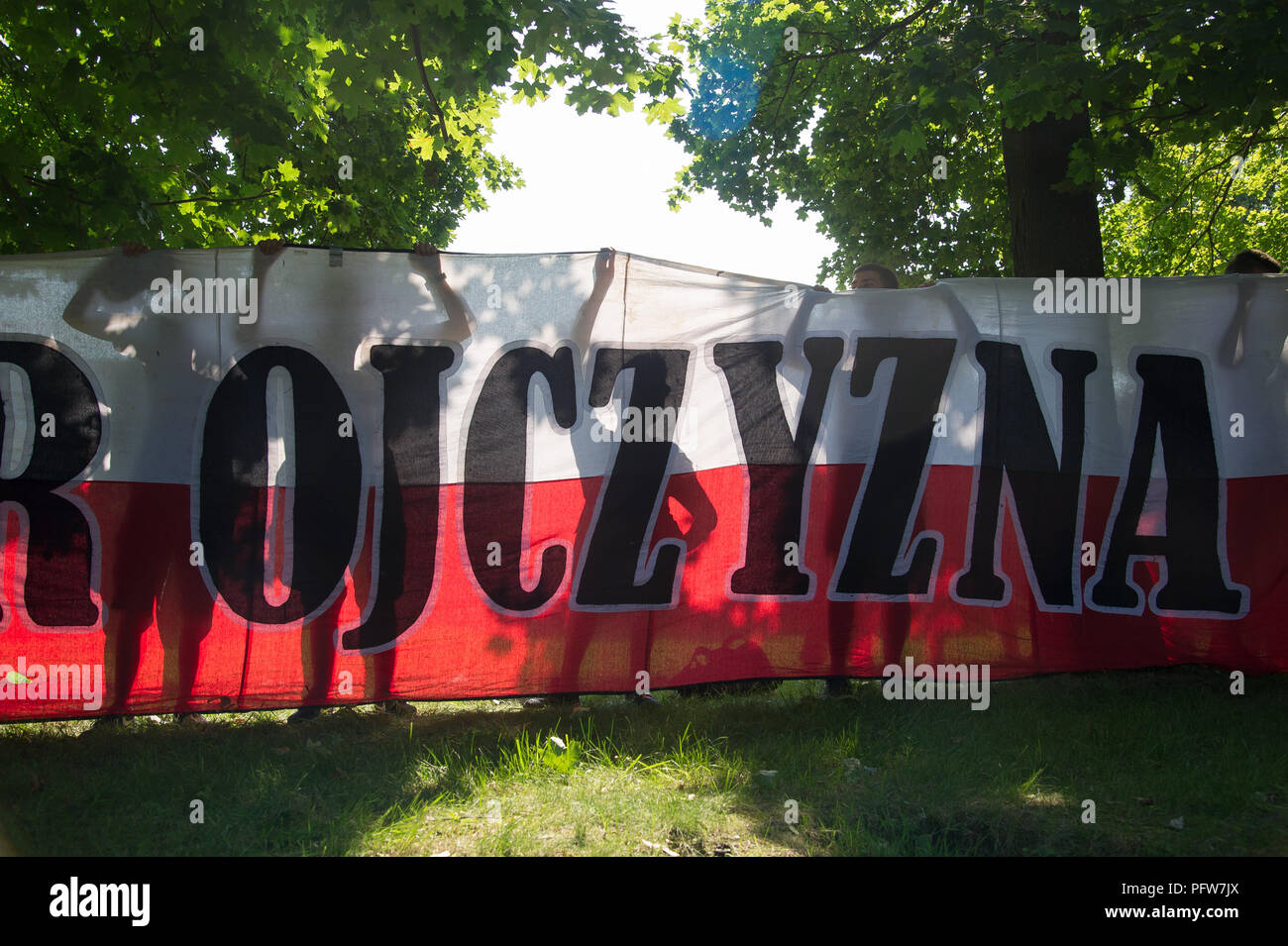 Polnische nationale Flagge mit Vorzeichen Ojczyzna (Vaterland) in Danzig, Polen. August 2018 © wojciech Strozyk/Alamy Stock Foto Stockfoto