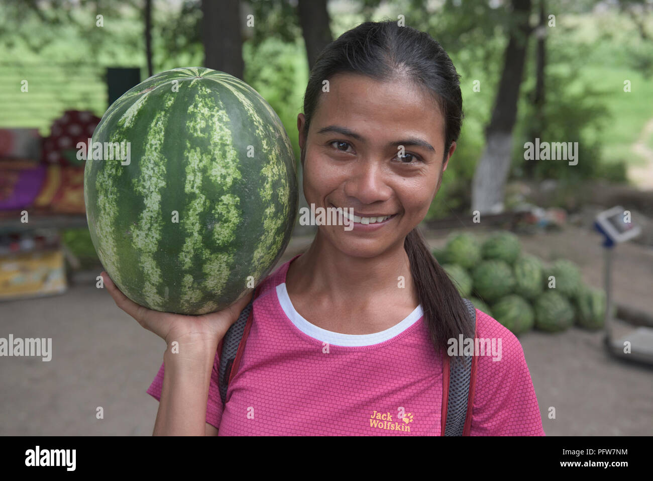 Riesige Wassermelone am Straßenrand, Osh, Kirgisistan Stockfoto