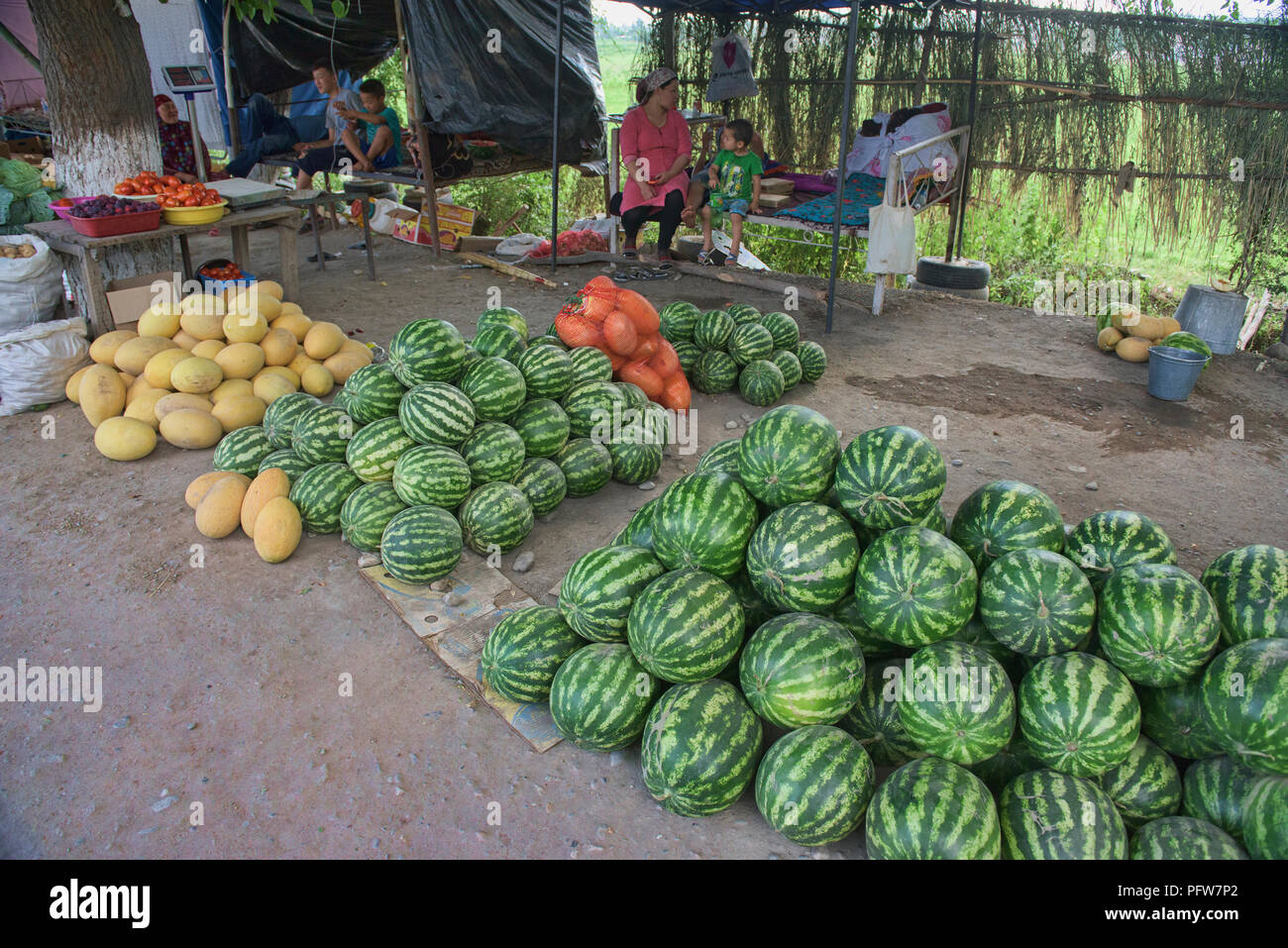 Wassermelonen für Verkauf am Straßenrand, Osh, Kirgisistan Stockfoto