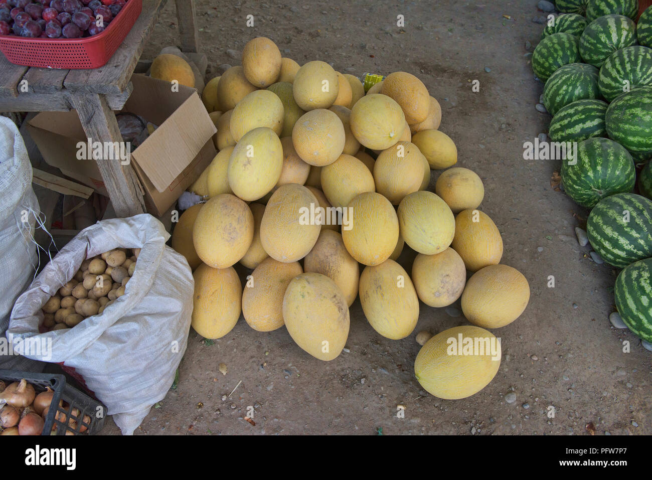 Melonen für Verkauf am Straßenrand, Osh, Kirgisistan Stockfoto