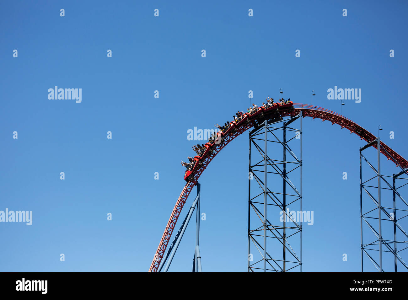 Achterbahn Autos steigen die größten Hügel auf Superman: Fahrt von Stahl im Six Flags America in Upper Marlboro, Maryland. Stockfoto