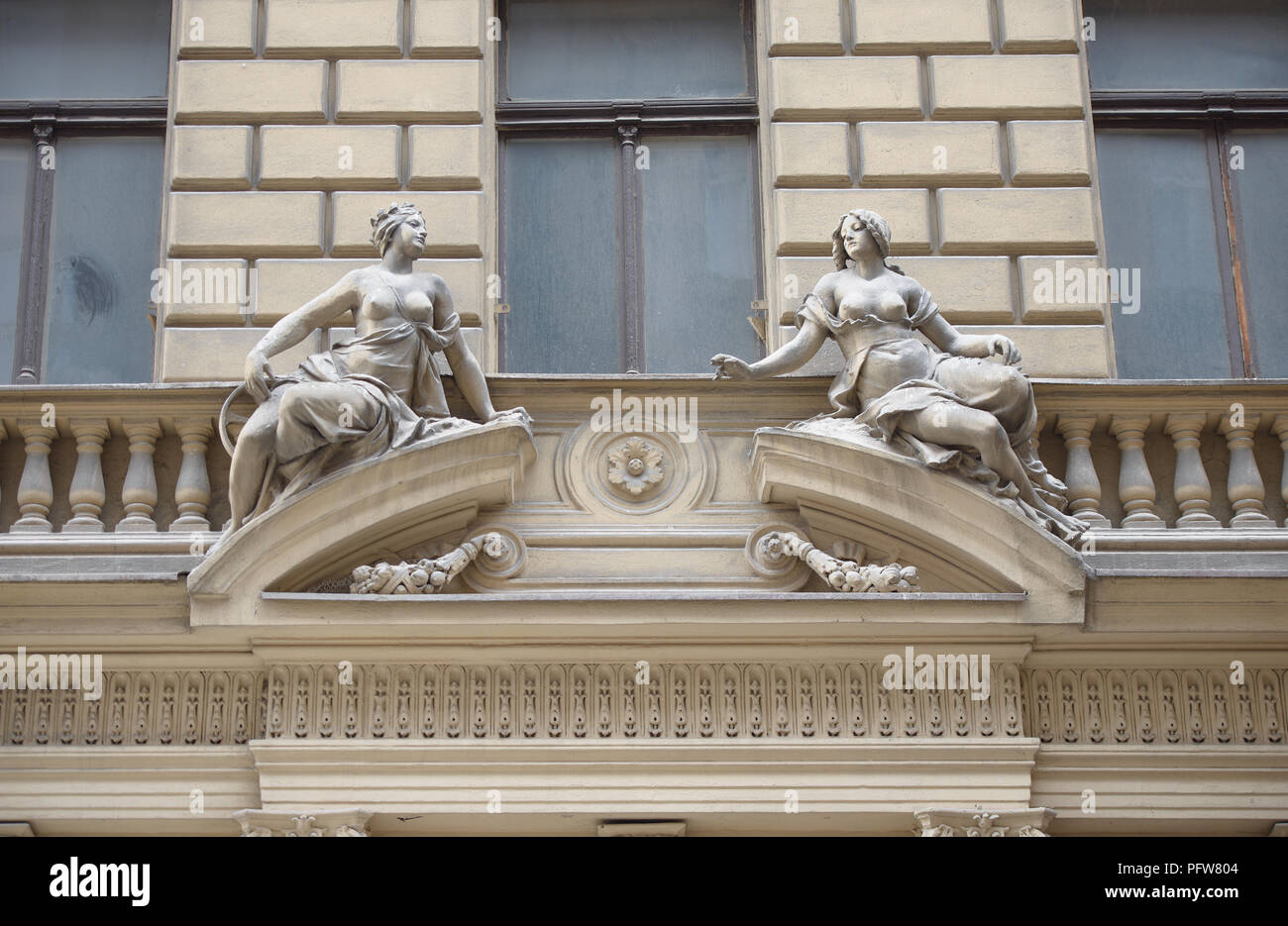 Nahaufnahme der Skulpturen auf segmentale gebrochene Giebel über dem Eingang in der Mitte der Fassade des alten historischen Gebäude auf Zlatnicka Straße, 3 in Neustadt Stockfoto
