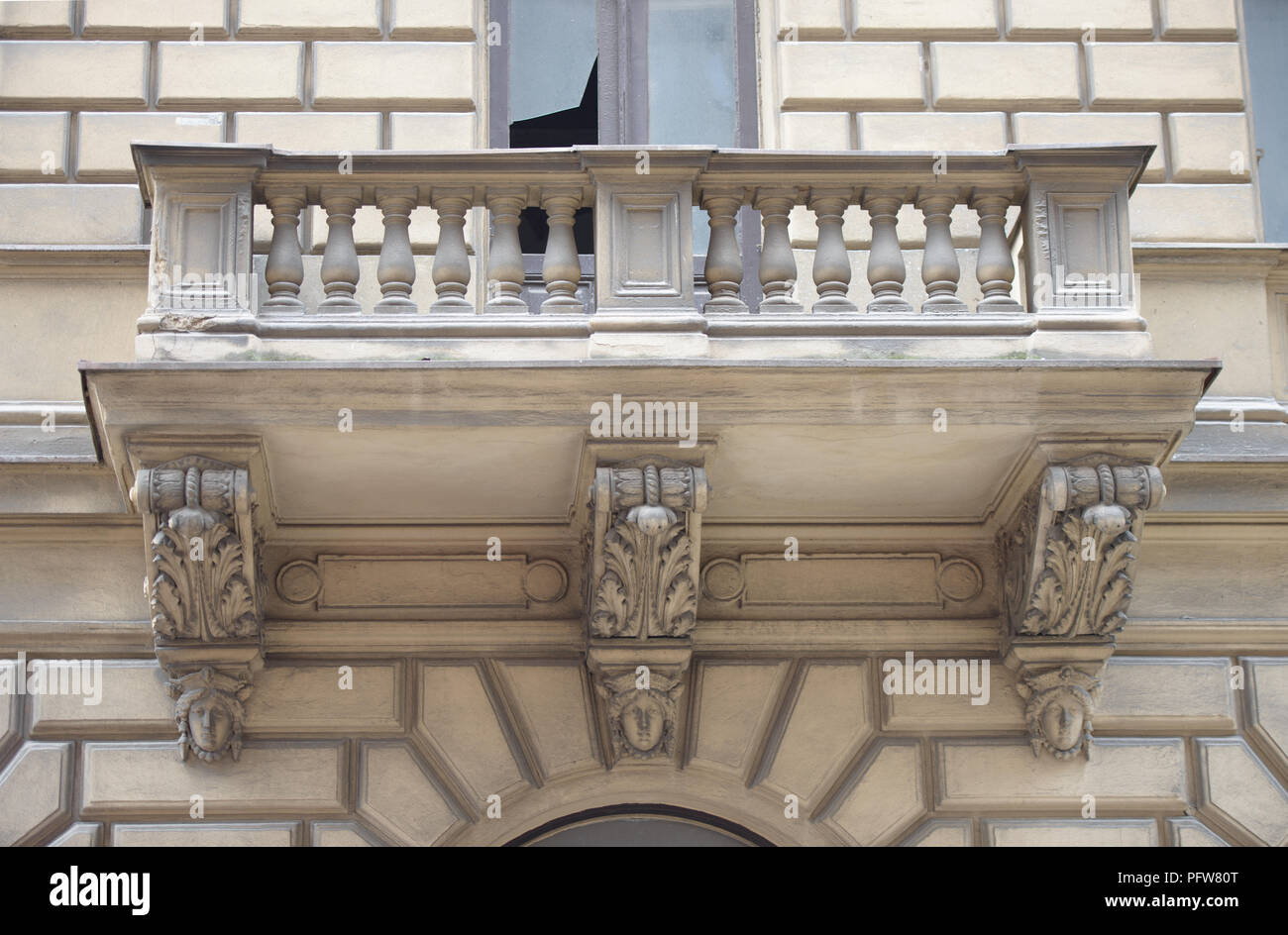 Nahaufnahme der Balkon mit Geländer und prunkvollen Stuck Klammern oben Seite Tor Eingang der alten historischen Gebäude auf Zlatnicka Straße, 3 in Neustadt Stockfoto