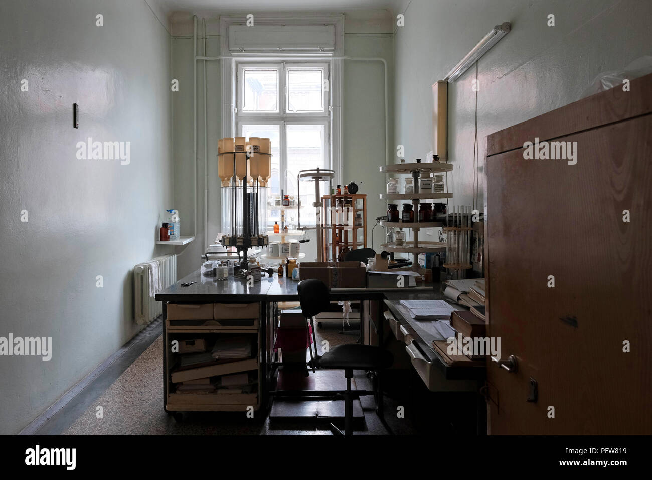Ein Zimmer in einem alten Apotheke, die in Betrieb Seit mehr als 100 Jahren, wo ein jüdischer Apotheker erlaubt wurde, während der Nationalsozialistischen Deutschen Besatzung zu arbeiten und damit in der Lage, ihre Tochter Marta Goren in der Stadt Chortkiv, die einst eine Jüdische Gemeinde zu verstecken und wurde vernichtet, brutal, von den Deutschen während des Zweiten Weltkriegs in der Oblast Ternopil (Provinz) in der westlichen Ukraine. Stockfoto