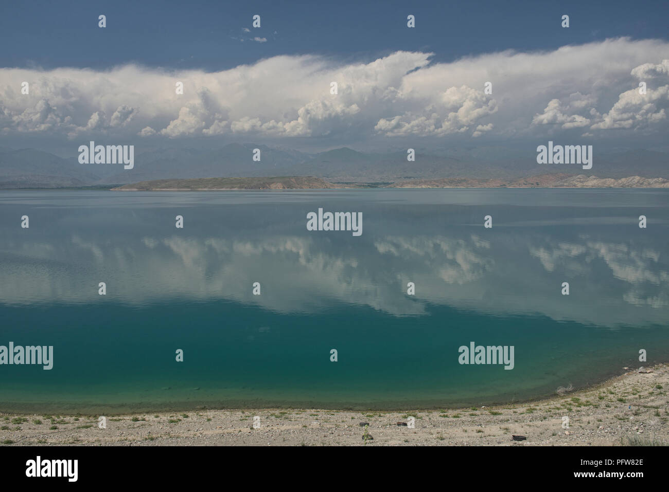 Spiegelbild entlang der Toktogul Reservoir, Kirgisistan Stockfoto