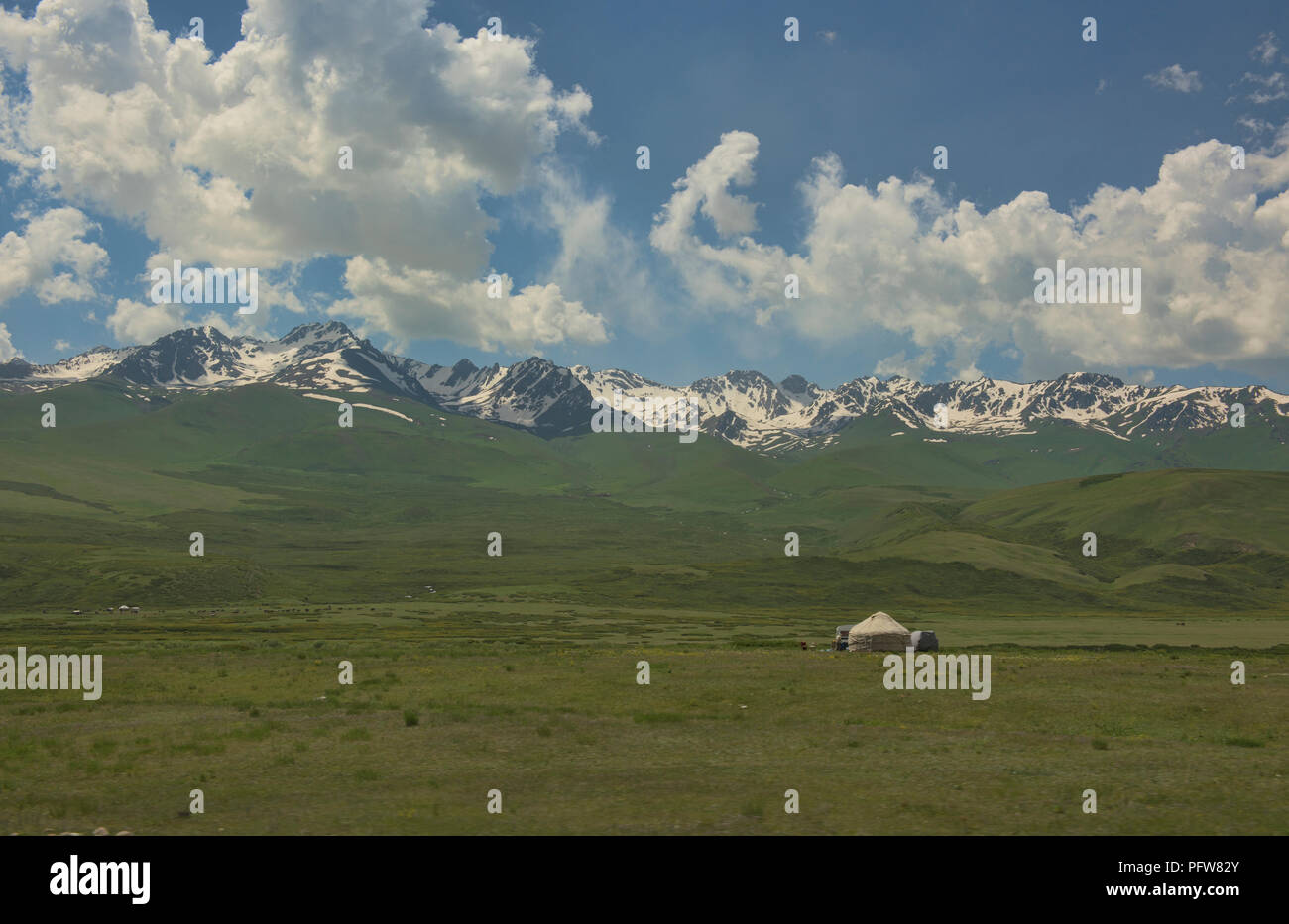 Jurten und Berge, Symbol für Kirgisistan Stockfoto