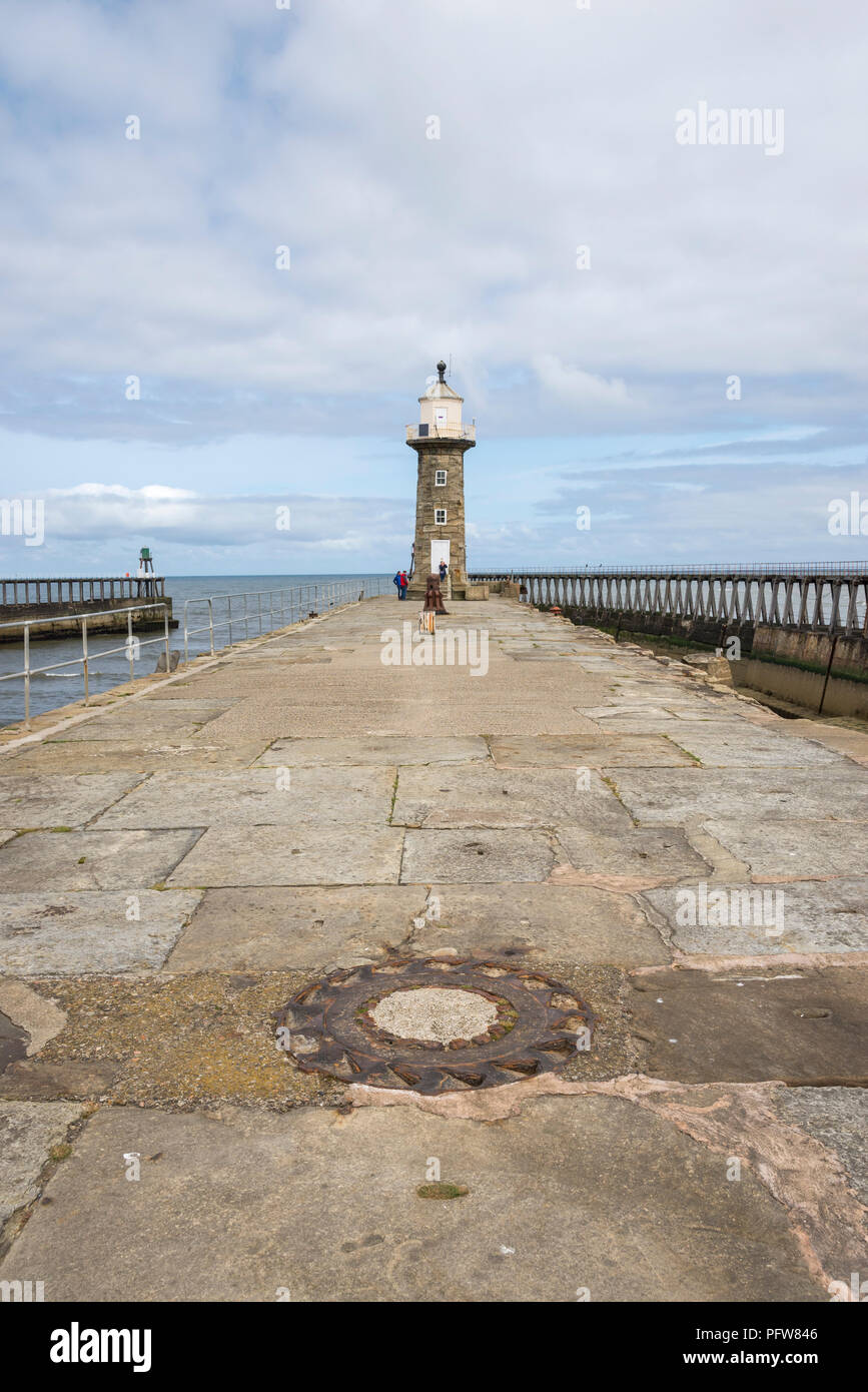 Leuchtturm auf Osten Pier am Hafen whitby, North Yorkshire, England. Stockfoto