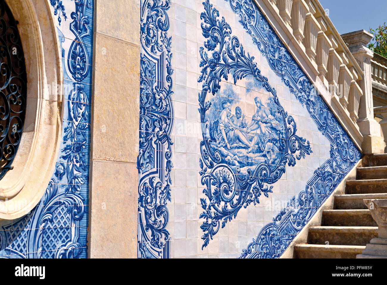 Historische blauen und weißen Fliesen zu einem italienisch inspirierte Outdoor palace Treppenhaus Stockfoto