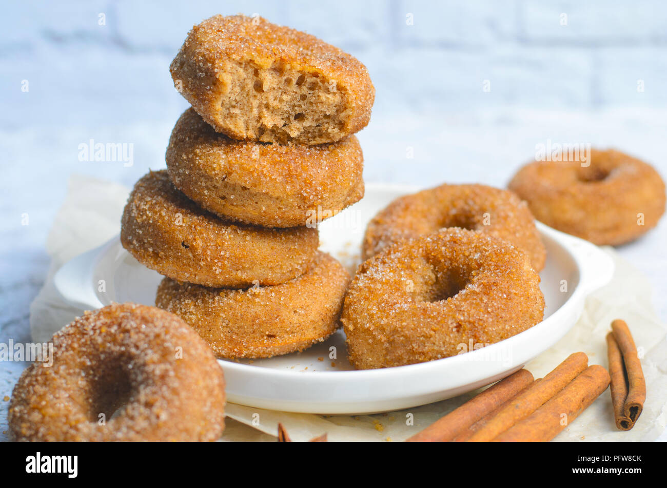 Zimt Donuts, frisch gebackene hausgemachten Krapfen in Zucker und Zimt Mischung Stockfoto