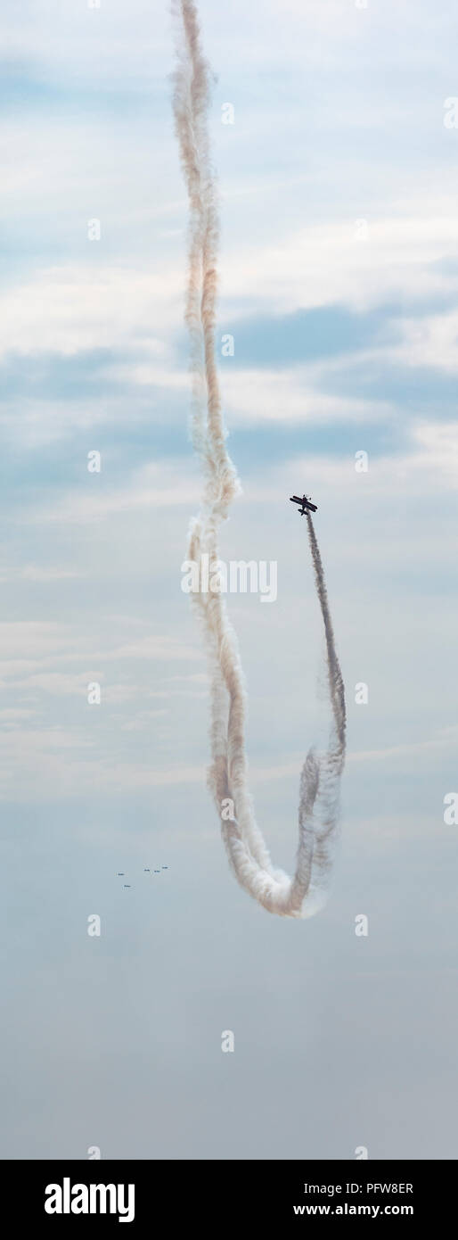 Stunt Flugzeuge Loop der Loop während ein Arm Forces Air Display über Plymouth Sound in Devon, England. Stockfoto