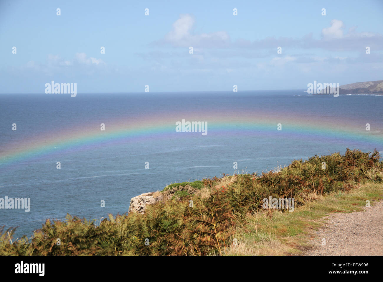 In der Nähe von Pendeen auf West Cornwall UK Atlantikküste, ich war erstaunt, eine sehr lebendige Regenbogen in einiger Entfernung unter mir und aufs Meer zu finden. Mitte August 2018 übernommen. Stockfoto