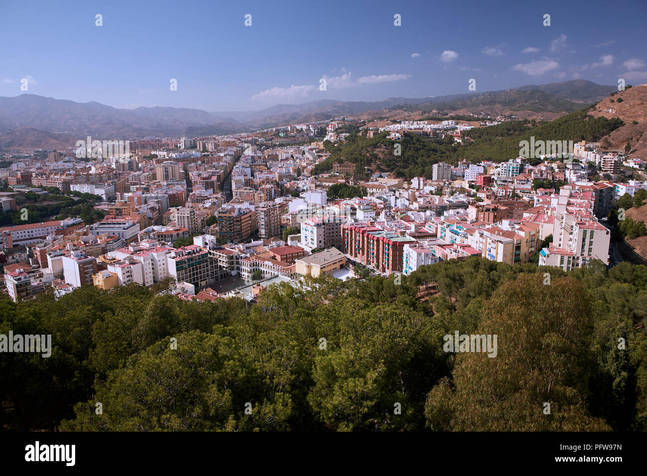 Hoch oben auf den Dächern der spanische Stadt Malaga in Andalusien mit Bergen im Hintergrund Stockfoto