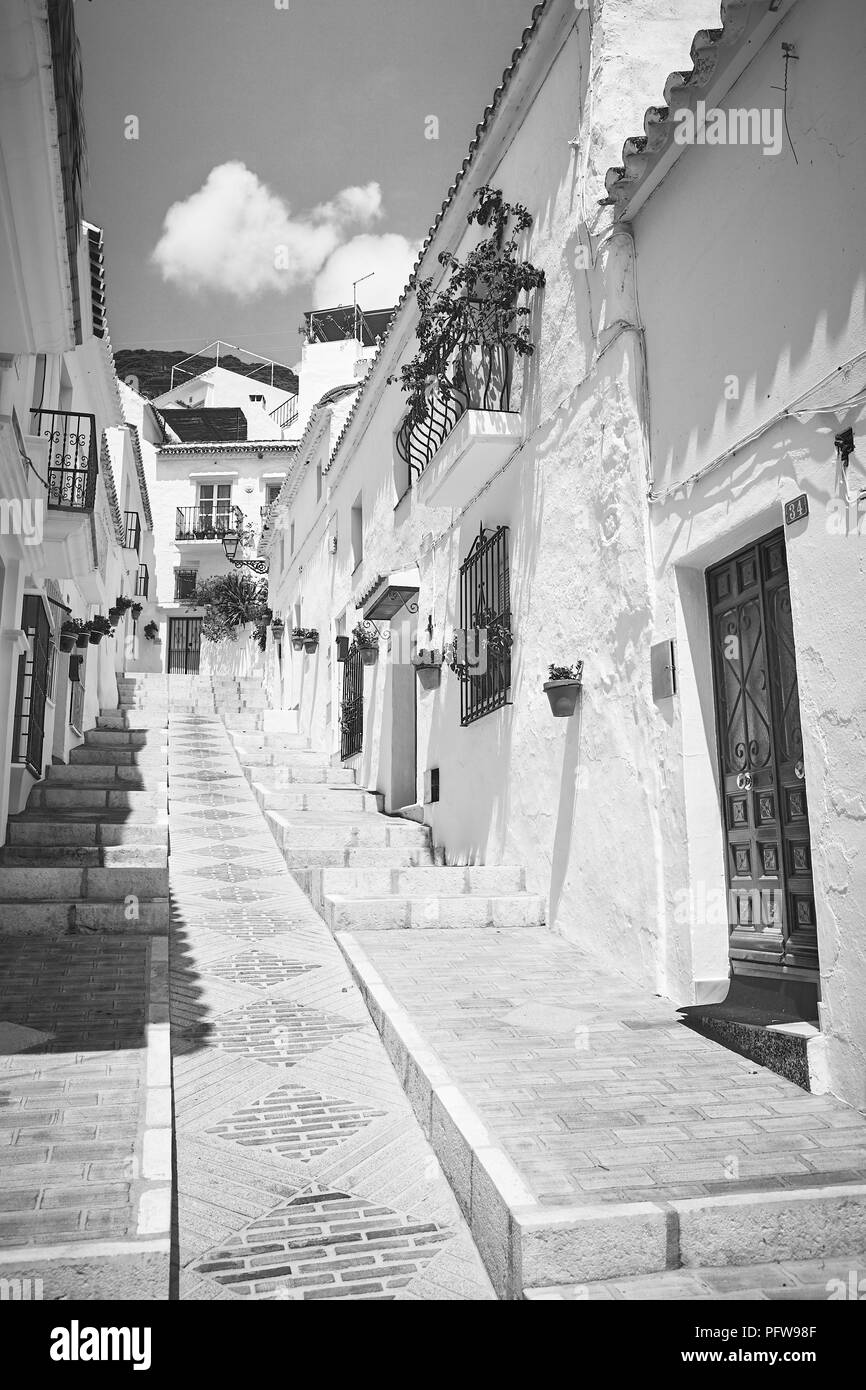 Schwarz-weiß Foto auf einem steilen engen Spanischen Straße der Weißen gemauerten Häuser in Mijas, Andalusien im Süden von Spanien Stockfoto