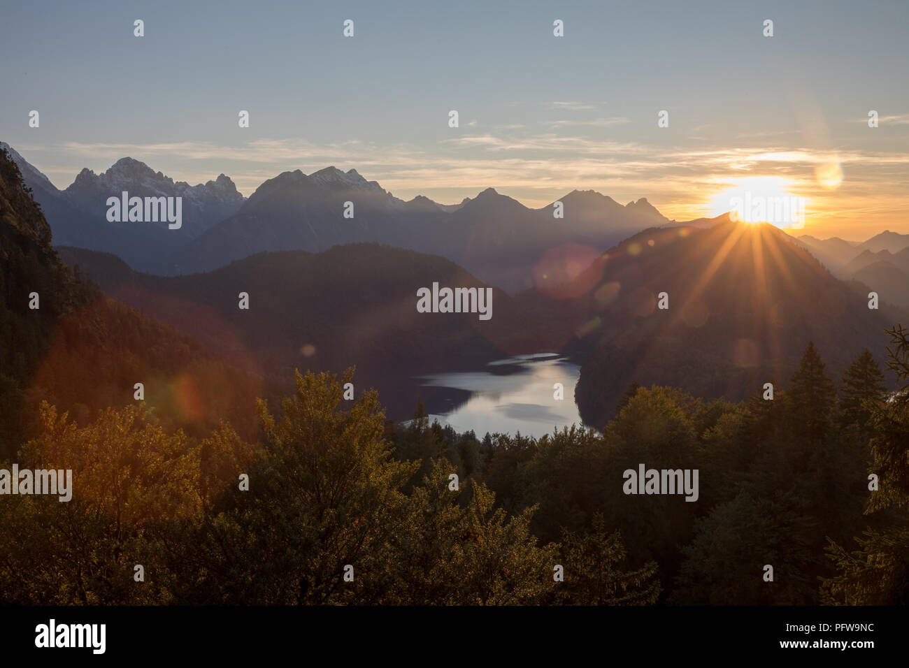 Ein pic von den Alpen mit Berge Flüsse Bäume als Landschaft Stockfoto
