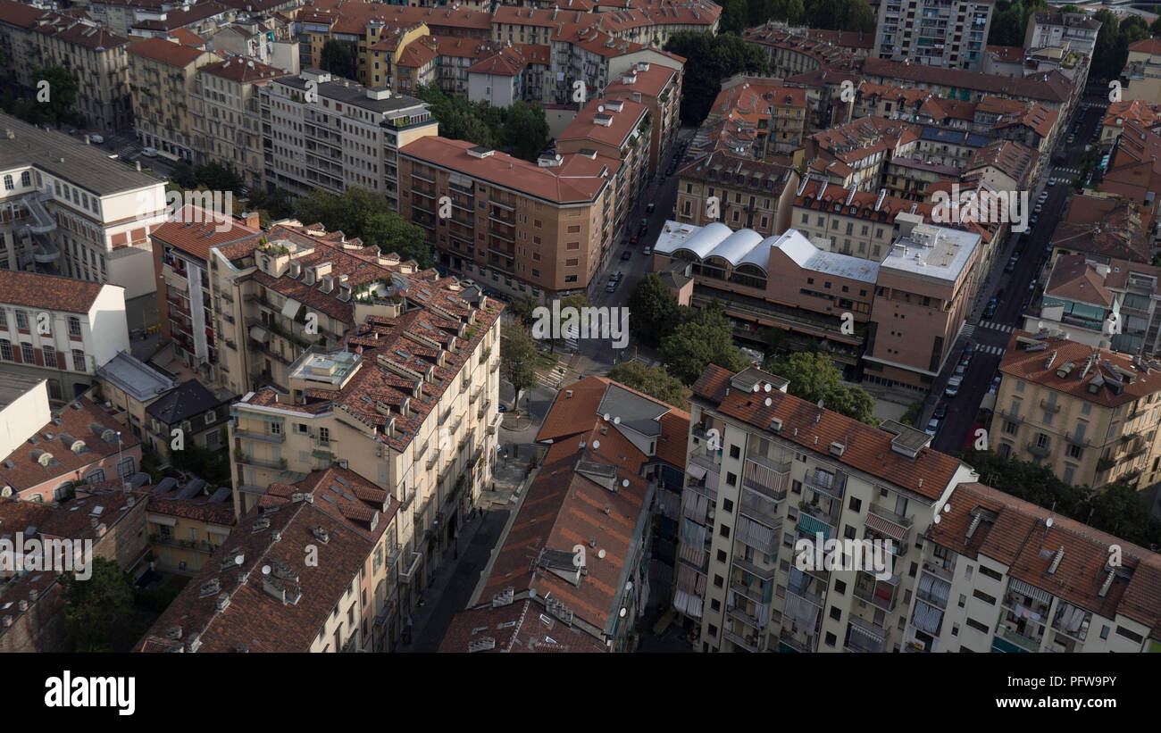 August 2018: Luftaufnahme der Stadt Kreuzung mit zahlreichen hohen Gebäuden von 6 auf 8 Etagen. August 2018 in Turin Stockfoto