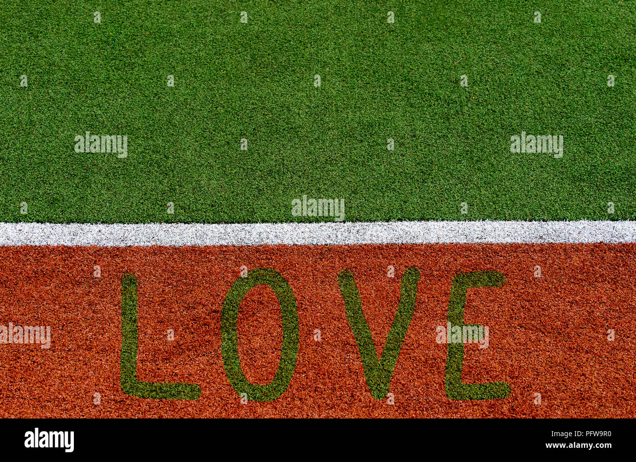 Textur des Krauts Abdeckung Sportplatz. In Tennis, Golf, Baseball, Hockey, Fußball, Kricket, Rugby. Design mit einem Wort Liebe Stockfoto