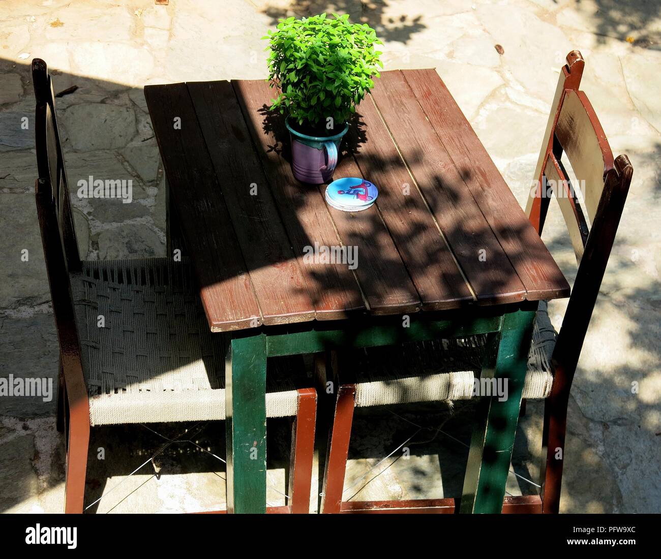 Leerer Tisch und Stühle im griechischen Kafeneion. Stockfoto