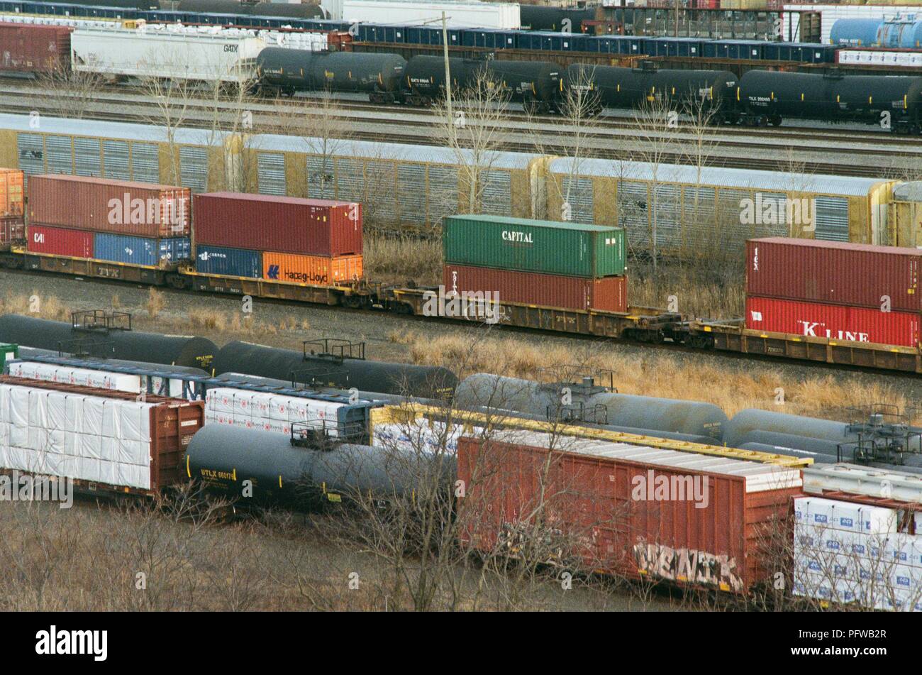 Luftaufnahme, Nahaufnahme von Güterzügen in einem Rail Yard Durchführung tanker Autos, intermodalen Container und andere Ladung, 18. März 2018. () Stockfoto