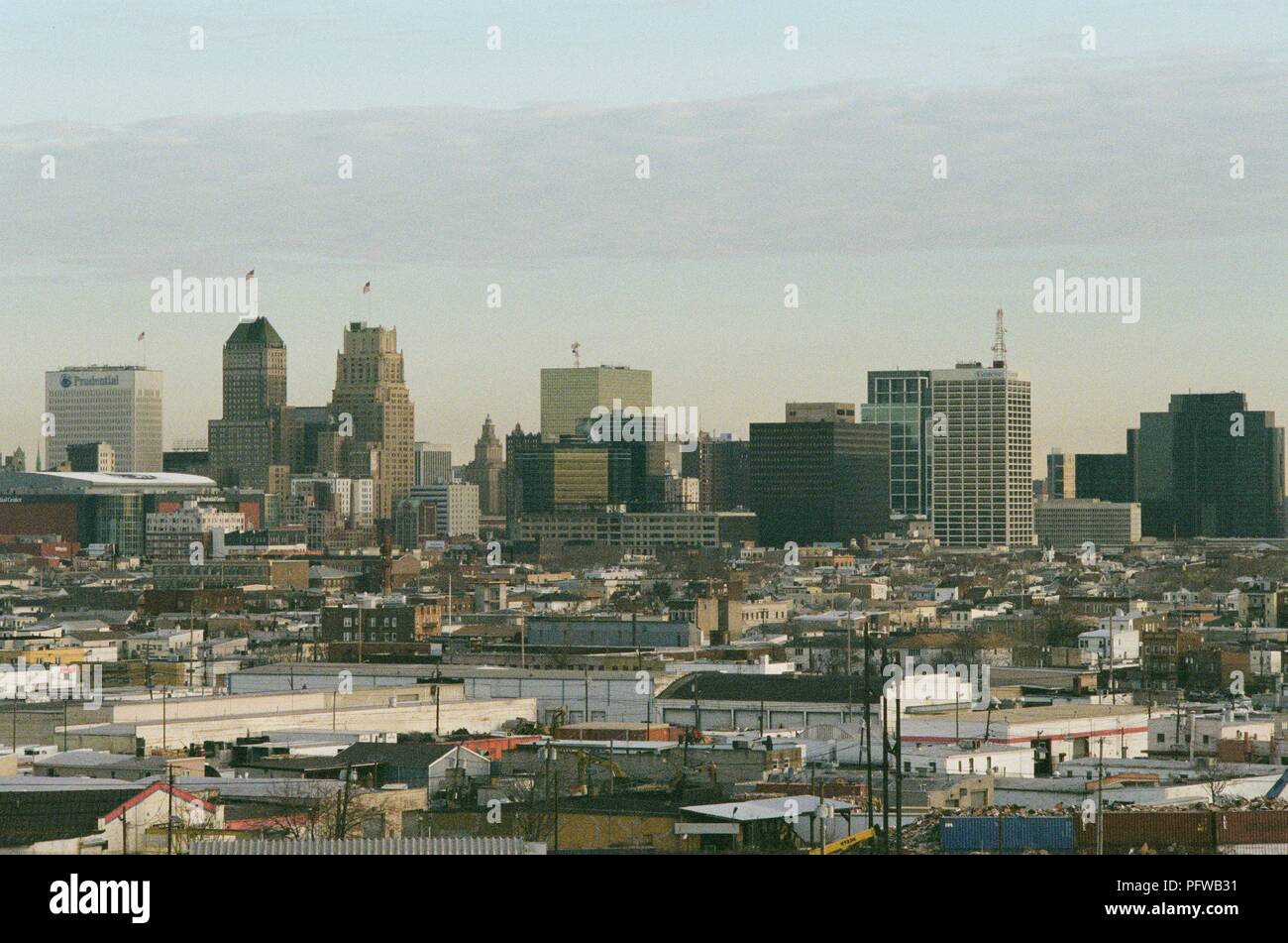 Städtischen Skyline von Newark, New Jersey, einschließlich der industriellen Bereichen, in der Dämmerung, 18. März 2018. () Stockfoto