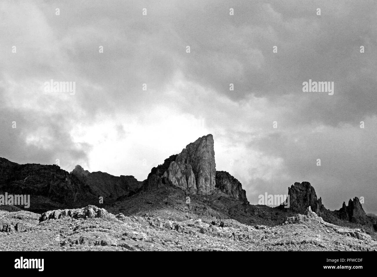 Schwarze und Weiße Wüste Majestic Mountain Peak Stockfoto