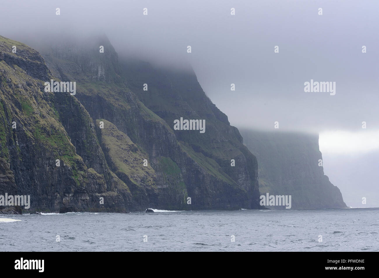 Dänemark, Färöer Inseln, Nordatlantik. Insel Streymoy, schroffen Klippen der Vestmanna. Stockfoto