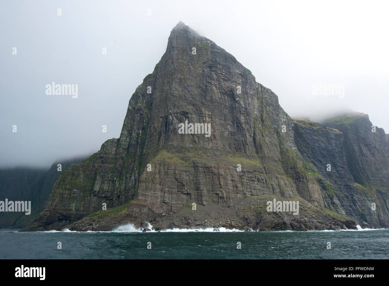 Dänemark, Färöer Inseln, Nordatlantik. Insel Streymoy, schroffen Klippen der Vestmanna. Stockfoto