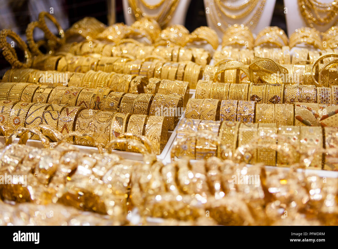 Anzeige von glitzerndem Gold Armbänder, die beliebte indische Hochzeit  Schmuck, im Gold Souk in Deira in Dubai, Vereinigte Arabische Emirate  Stockfotografie - Alamy