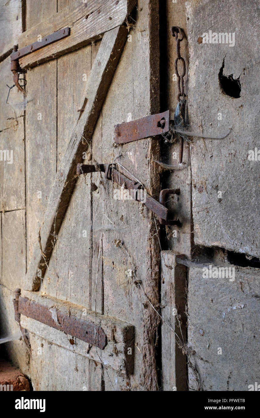 Alten rostigen Scharniere Klammern und Spangen auf der Tür von einem nebengebäude Zala Ungarn Stockfoto