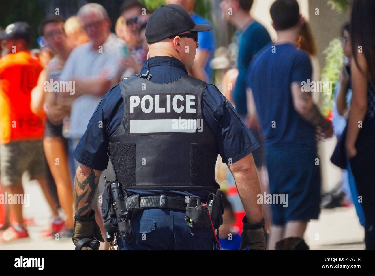 Montreal, Kanada, 19. August 2018. Polizisten beobachten die Masse an ein Outdoor Event. Credit: Mario Beauregard/Alamy leben Nachrichten Stockfoto