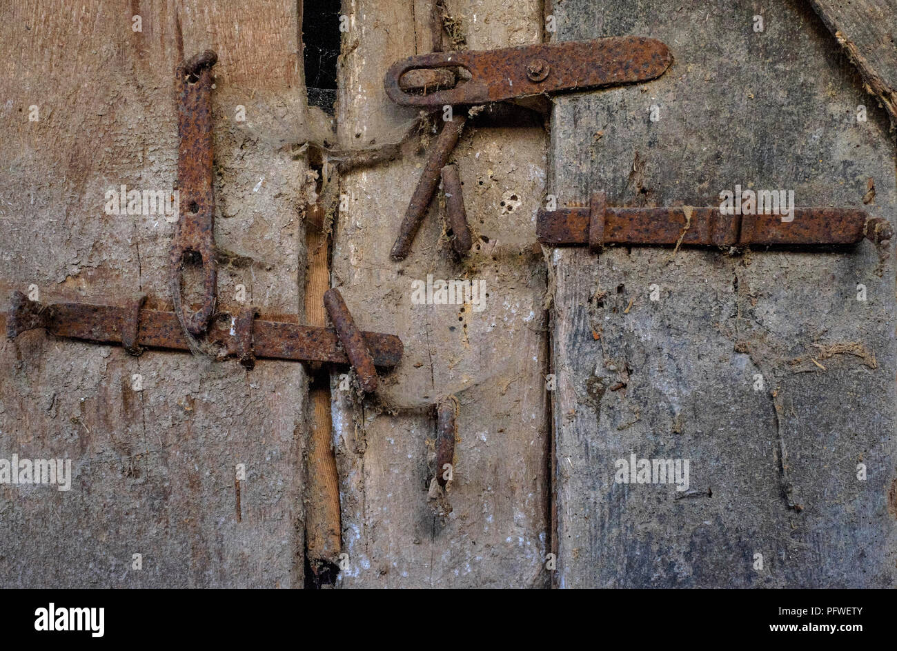 Alten rostigen Scharniere Klammern und Spangen auf der Tür von einem nebengebäude Zala Ungarn Stockfoto