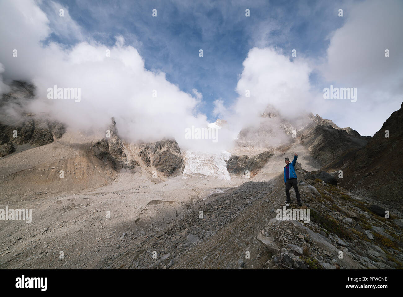 Sehenswürdigkeiten in den Bergen in der Nähe der Gletscher. Unter dem Gipfel Ushba. Main kaukasischen Ridge. Zemo Swanetien, Georgien Stockfoto