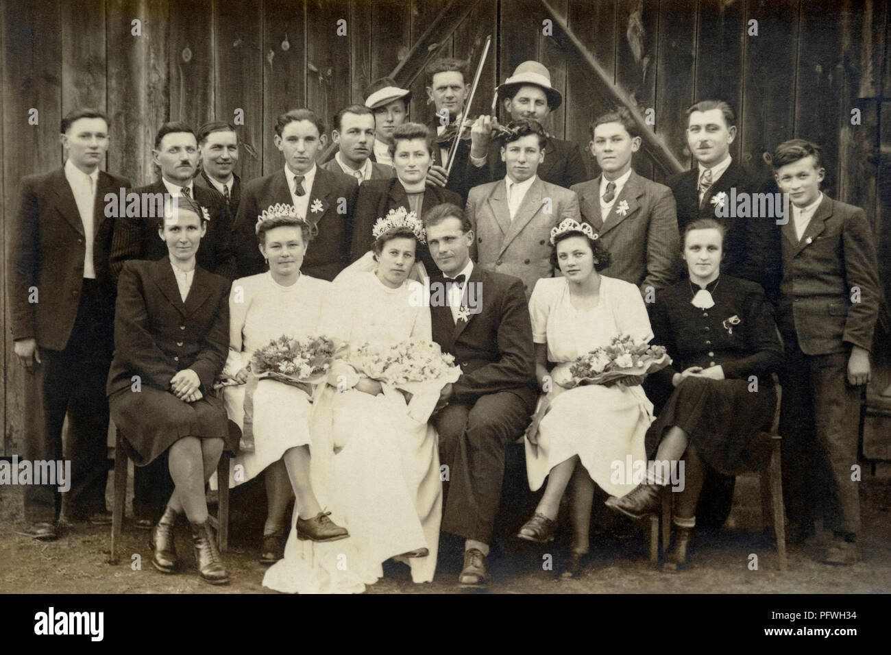 Hochzeit Gruppe von Braut und Bräutigam mit Gästen in den 1930er Jahren Ungarn Zala county Stockfoto