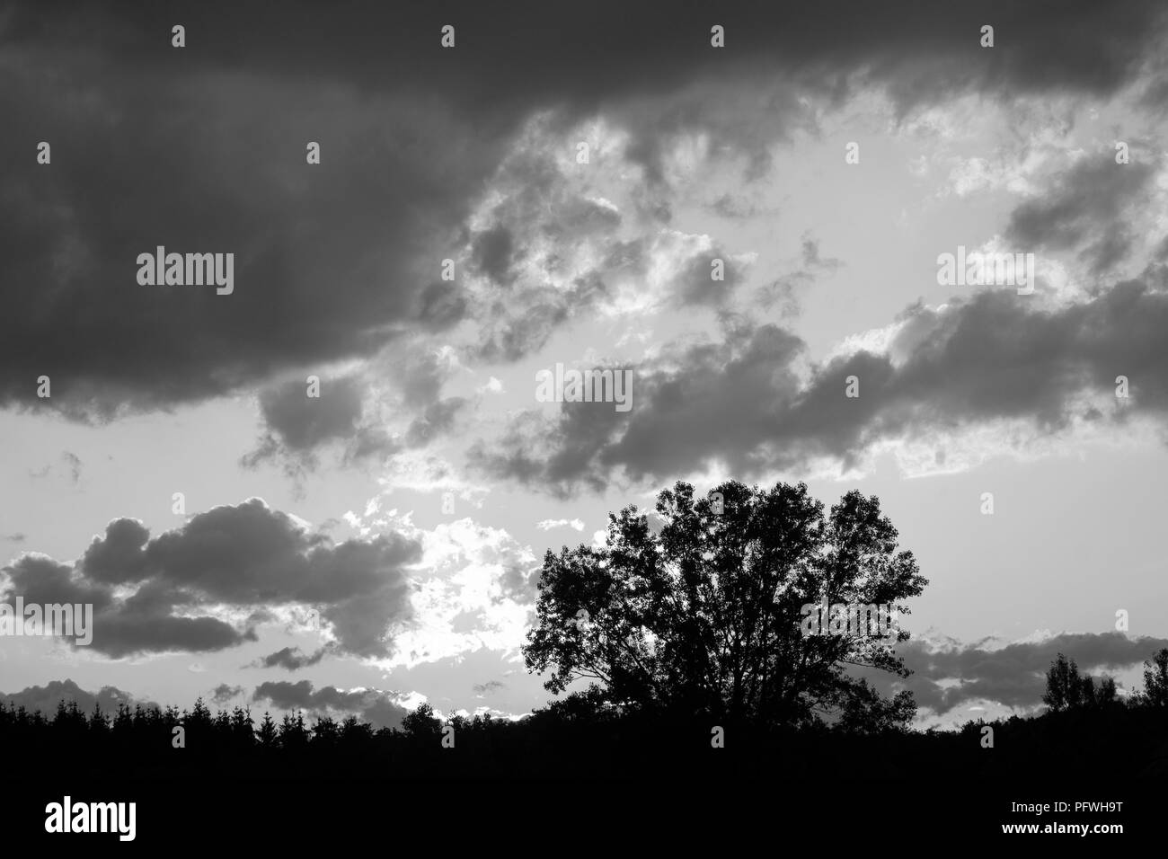 Glühende Sonnenuntergang und Wolken über einem ländlichen Gebiet in Zala Ungarn Stockfoto