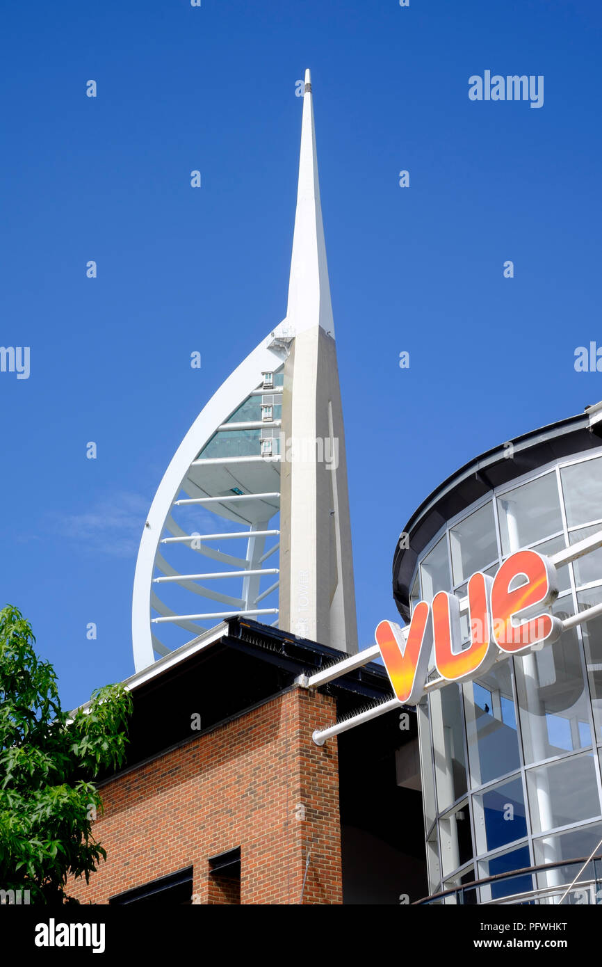 Zeichen für VUE Kino Komplex mit Spinnaker Tower hinter an Gunwharf Quays portsmouth England Großbritannien Stockfoto