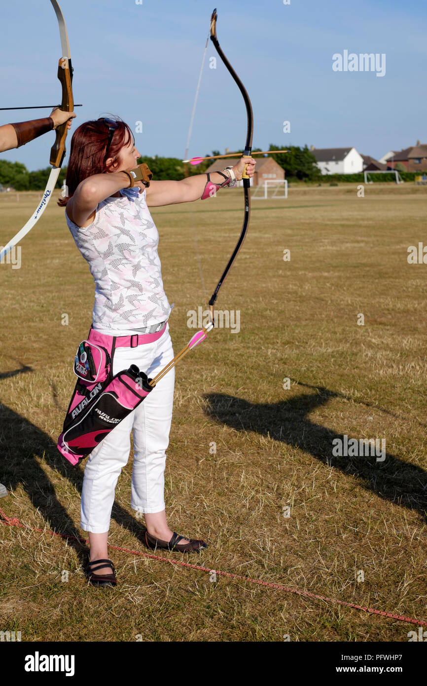 Weibliche Archer mit einem Bogen für die Praxis zu einem Bogenschießen Club Stockfoto