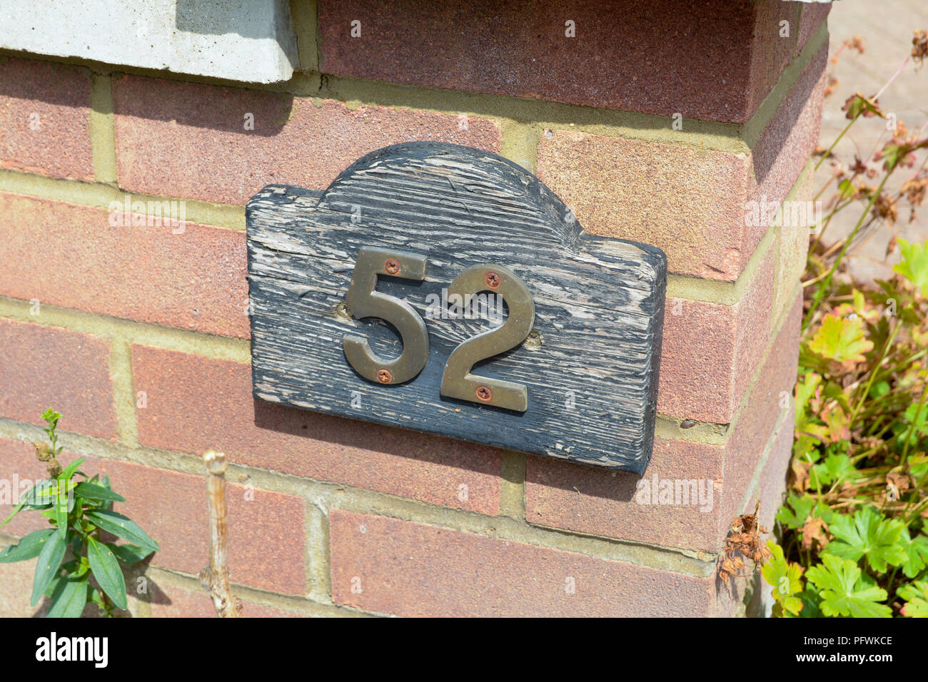 Haus Nummer 52 Zeichen auf Red brick wall Stockfoto
