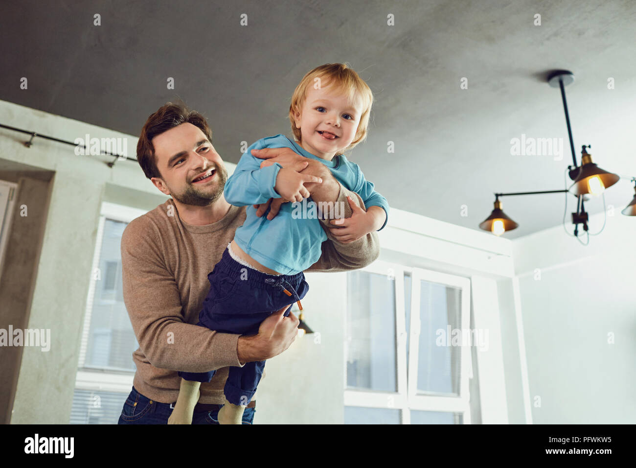 Der Vater spielt mit seinem Sohn in ein Superheld, ein Pilotprojekt in der roo Stockfoto