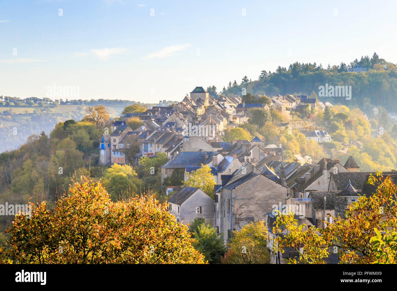 Frankreich, Aveyron, Najac, beschriftet Les Plus beaux villages de France (Schönste Dörfer Frankreichs), über das mittelalterliche Dorf // Frankreich, AV-Ansicht Stockfoto