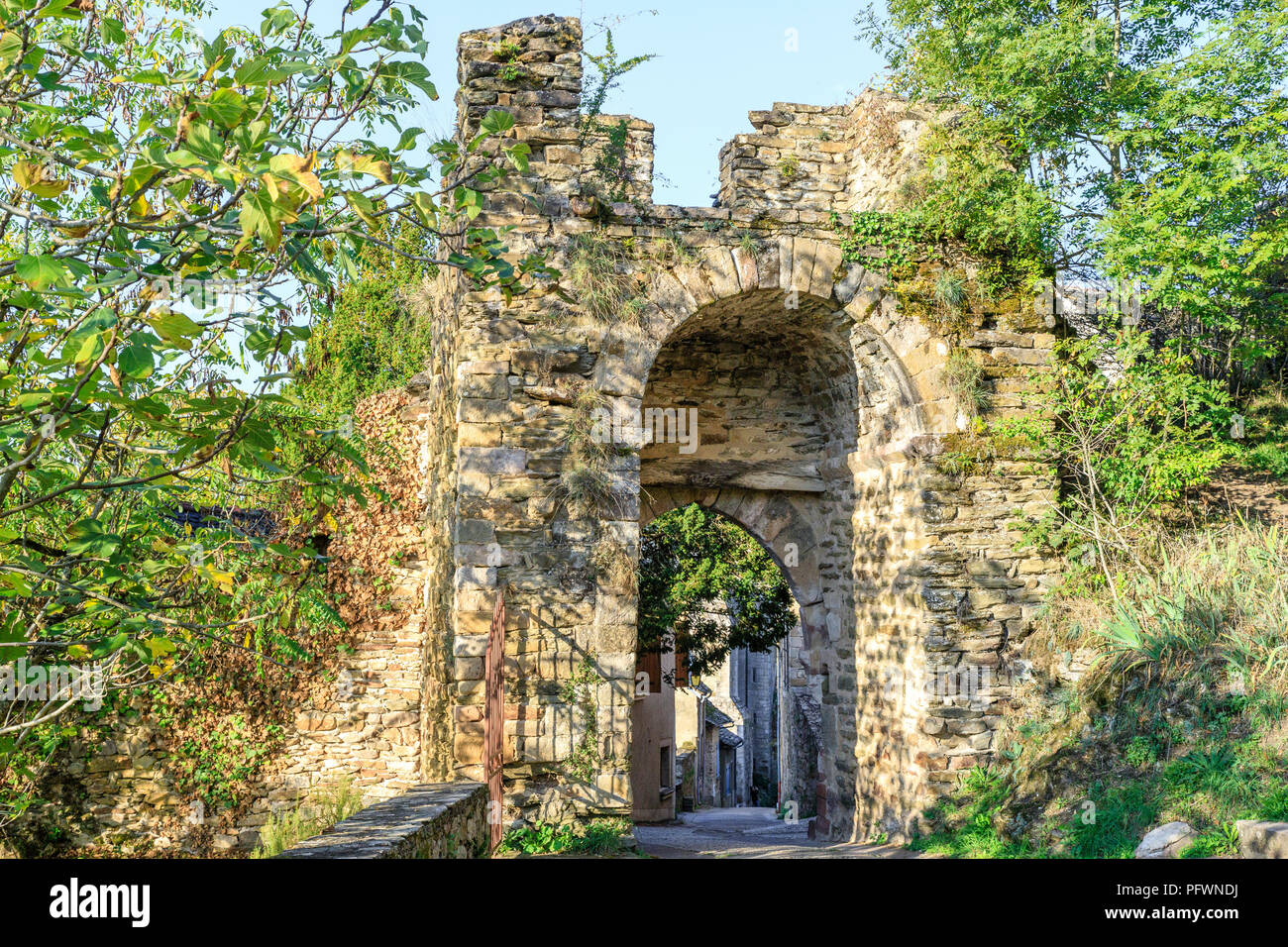 Frankreich, Aveyron, Najac, beschriftet Les Plus beaux villages de France (Schönste Dörfer Frankreichs), befestigte Porte De La Pique // Frankreich, Ave. Stockfoto