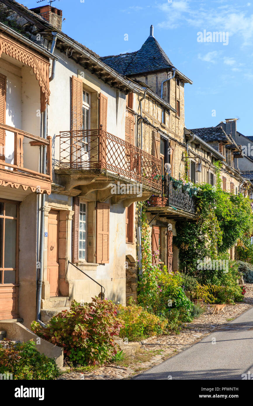 Frankreich, Aveyron, Najac, beschriftet Les Plus beaux villages de France (Schönste Dörfer Frankreichs), Häuser auf der Rue du Faubourg // Frankreich, Stockfoto