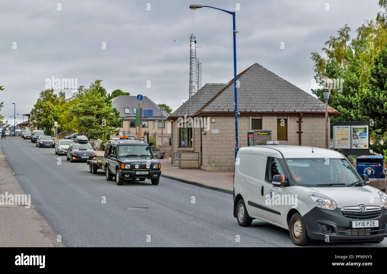 AVIEMORE HIGHLANDS SCHOTTLAND belebten Hauptstraße mit VERKEHR IM SOMMER Stockfoto