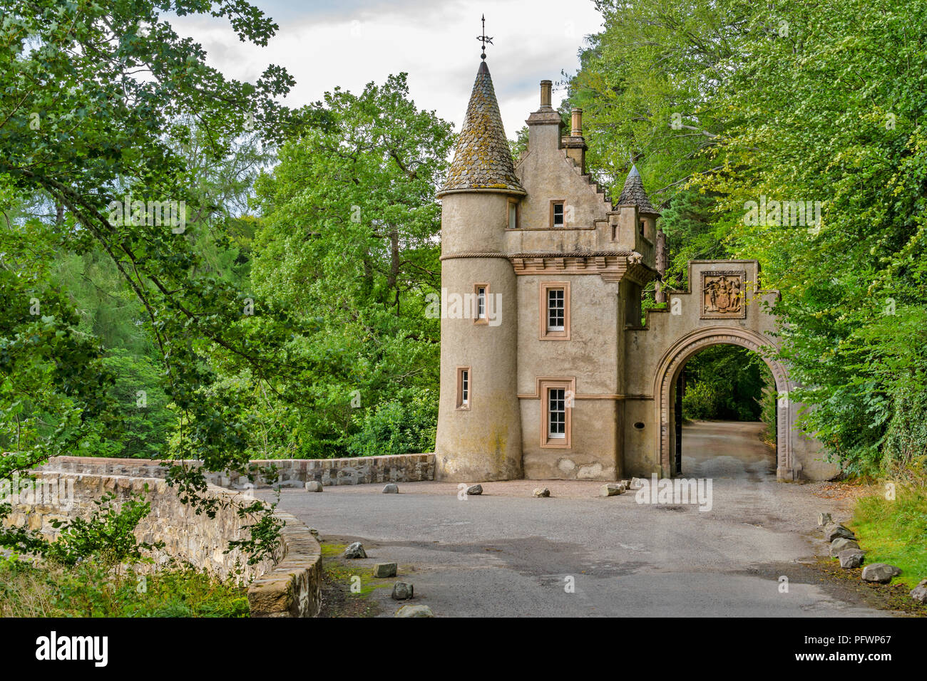 Alte Brücke über Fluss Avon SPEYSIDE SCHOTTLAND BLICK AUF DIE FÜRSTLICHEN TORHAUS FÜHRT ZU BALLINDALLOCH CASTLE Stockfoto