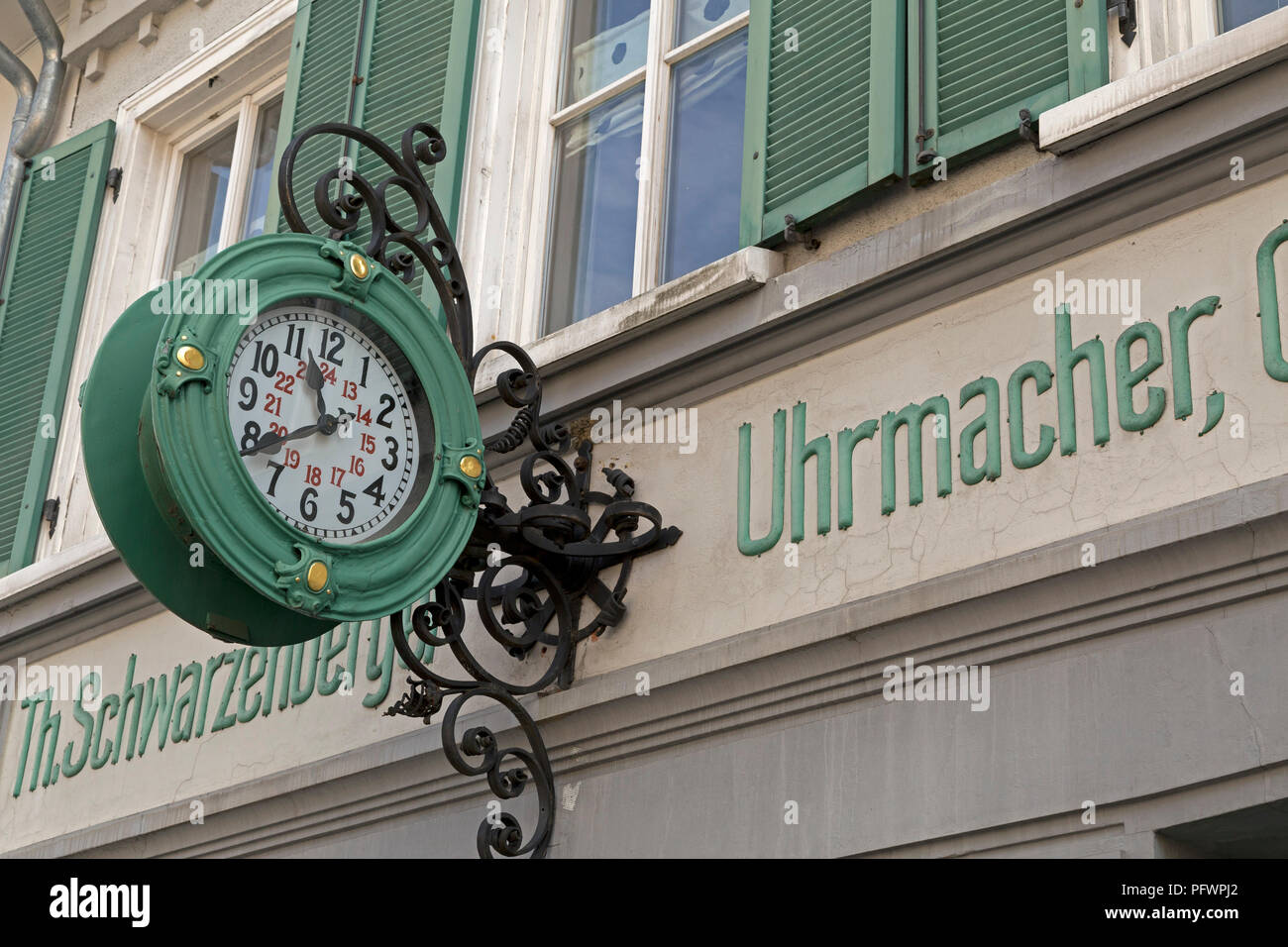 Uhr bei einem uhrmacher Haus, Isny, Allgäu, Baden-Württemberg, Deutschland Stockfoto