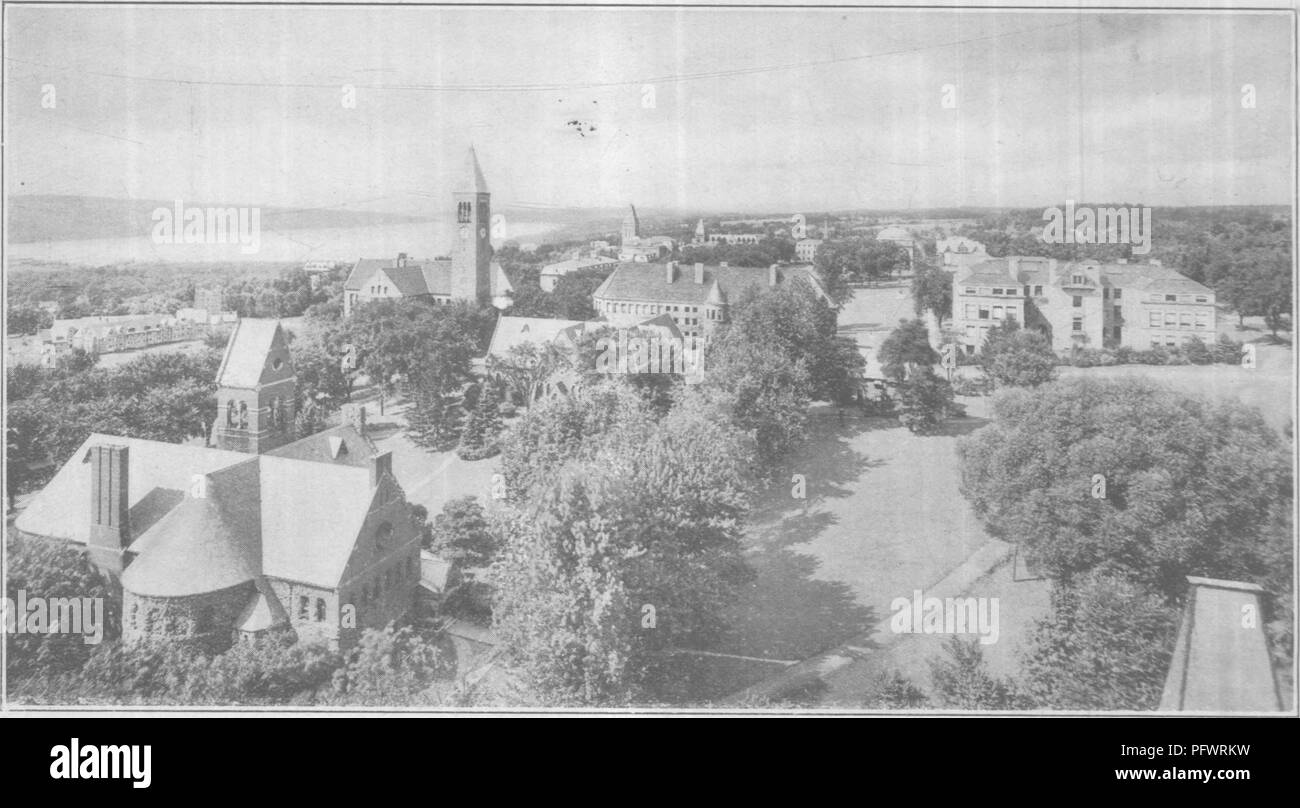 . Der Finger Lakes of Central New York. . Cornell Campus und Cayuga Lake eine Warnung an Besucher Seneca, Cayuga J^ akes haben die unenviable Ruf der anspruchsvollen ihre Abgabe ot menschlichen Leben jedes Jahr von denen, die Segeln, Rudern oder paddeln auf dem Wasser erworben. Die Seen benötigen keine Schrecken für diejenigen, die gewöhnliche com nutzen, haben-mon Sinn. Es ist unklug, für alle, die nicht schwimmen können weit vom Land in ein Kanu oder ein kleines Ruderboot zu riskieren, für gelegentlich Stürme unerwartet auftreten. In der Mitte des See das Wasser, wegen seiner großen Tiefe, kalt ist fast das ganze Jahr über. Auch erfahrene Schwimmer geeignet sind Stockfoto