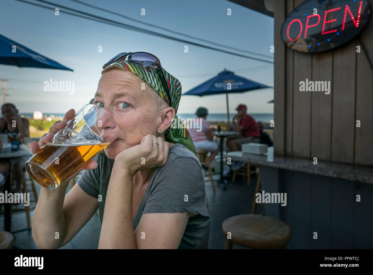 26-08-16. Stratford, Connecticut, USA. Trinken an Marnick's, am Punkt kein Punkt. Foto: © Simon Grosset Stockfoto