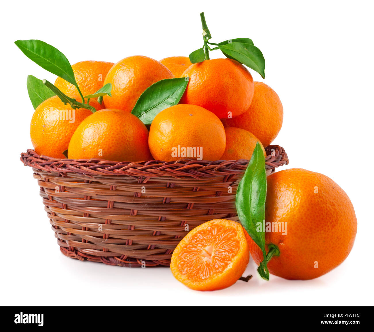 Organisch reif Mandarinen im Warenkorb auf weißem Hintergrund Stockfoto